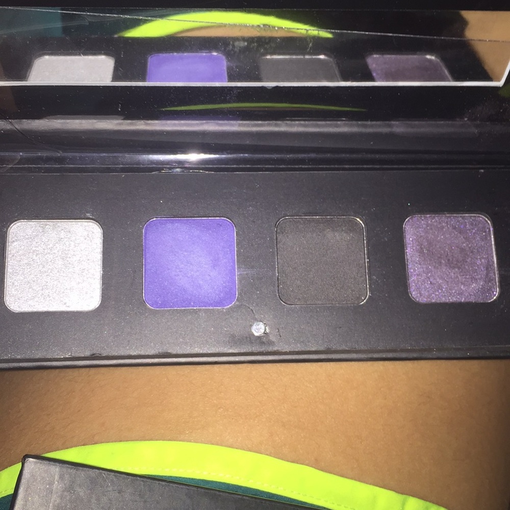 Eyeshadow - Picture 2 of 3